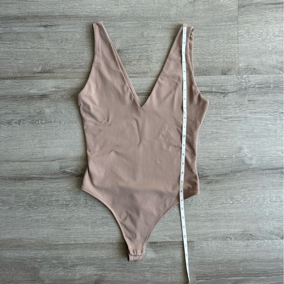 Women’s Aritzia Babaton deep v-neck body suit in taupe Size M - Picture 8 of 8
